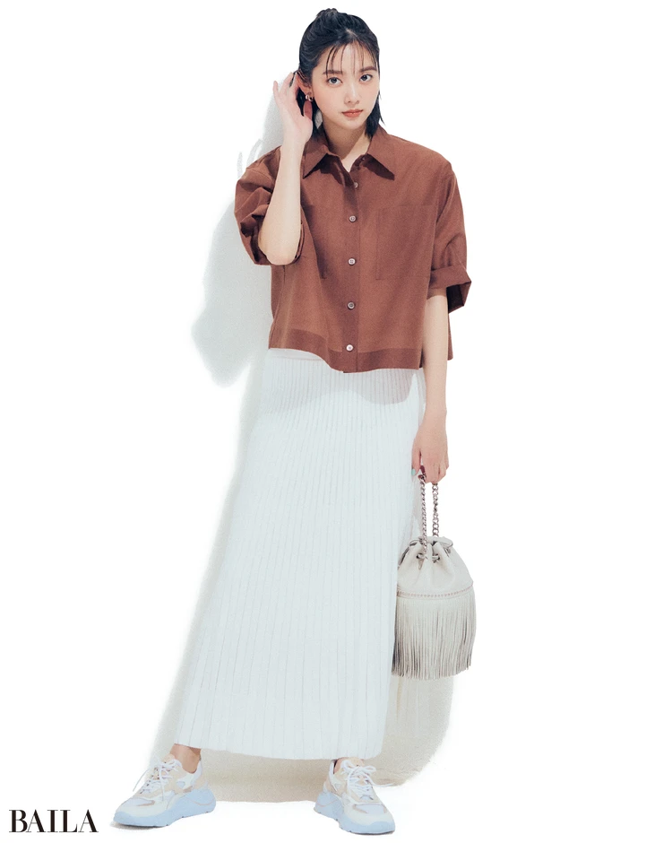 白ベースのやわらかな配色ならボリューム スニーカーでもオフィス使いOK。合わせる 服はベーシックカラーでまとめるのがコツ。