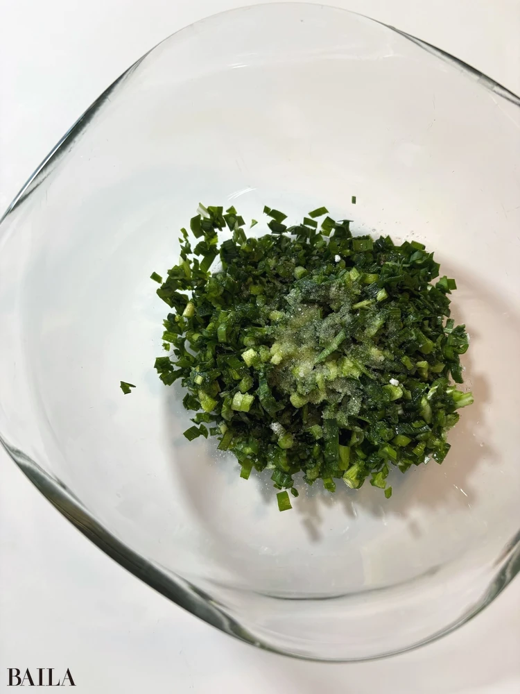 長谷川あかり　ニラたまパスタ　ニラだれを作るところ