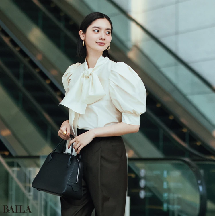 着映え要素を盛り込んだ小粋なボウタイブラウス