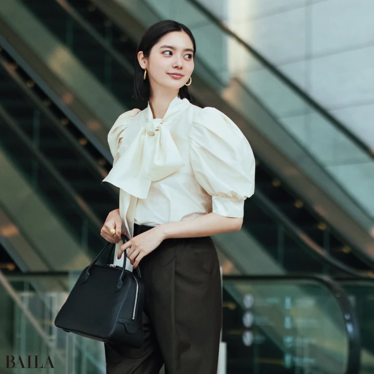 着映え要素を盛り込んだ小粋なボウタイブラウスは通勤にも【BAILA今日のコーデ】