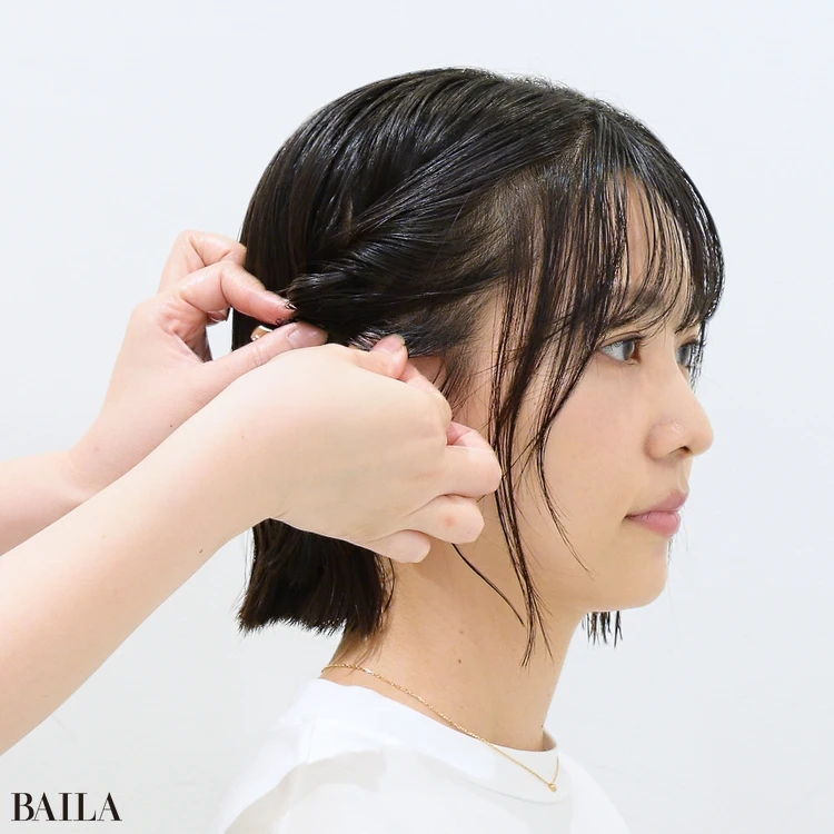 大城琴里さん全体のバランスを見ながら、ねじった部分の髪をところどころ、軽く引き出して崩します。