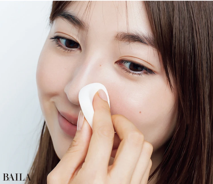 何もつけていないパフでならしてから、パフの反対面にファンデをつけて薄くなじませる。