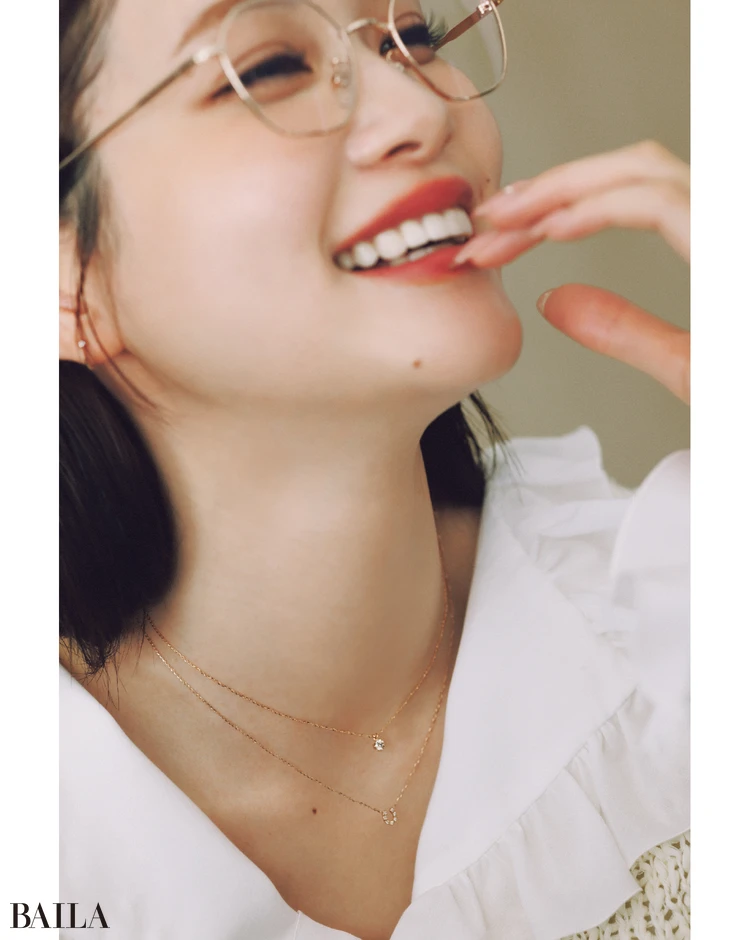 一粒ダイヤの上質な輝きが甘い装いを格上げしてくれる