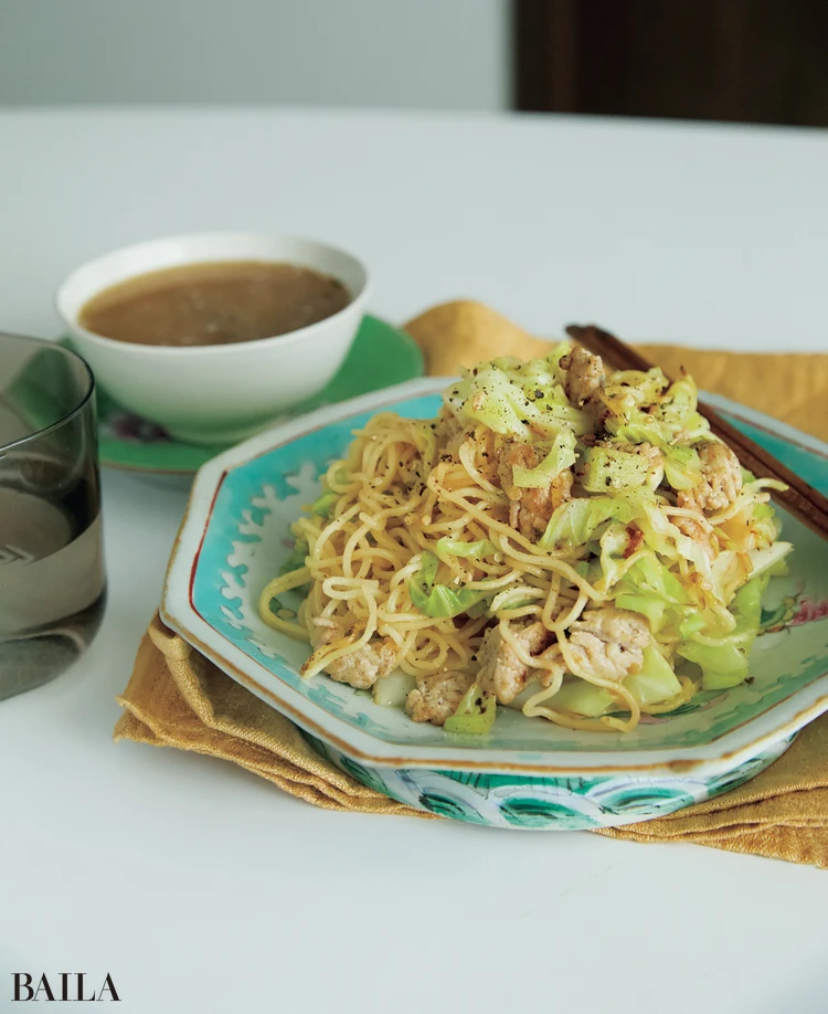 【夜ご飯】キャベツと鶏ひき肉の焼きそば・ザーサイとひきわり納豆のスープ
