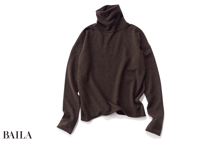 適度なゆとりで体のラインを拾いにくいタートルニット。