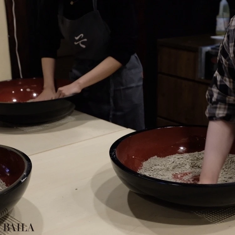 そばハウス安曇野で蕎麦をこねている様子