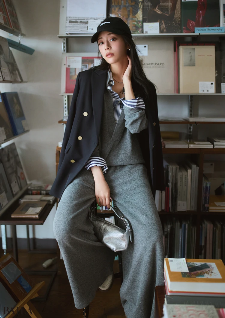 首もと＆袖口に効かせたシャツのストライプ柄で奥行きを出して