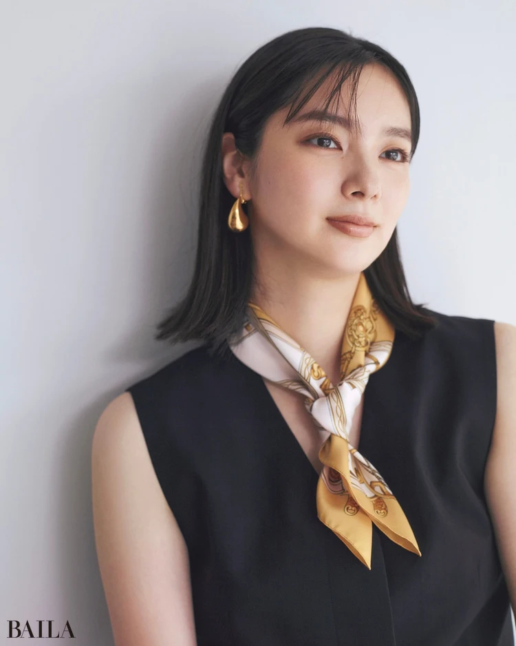 新川優愛　スカーフコーデ