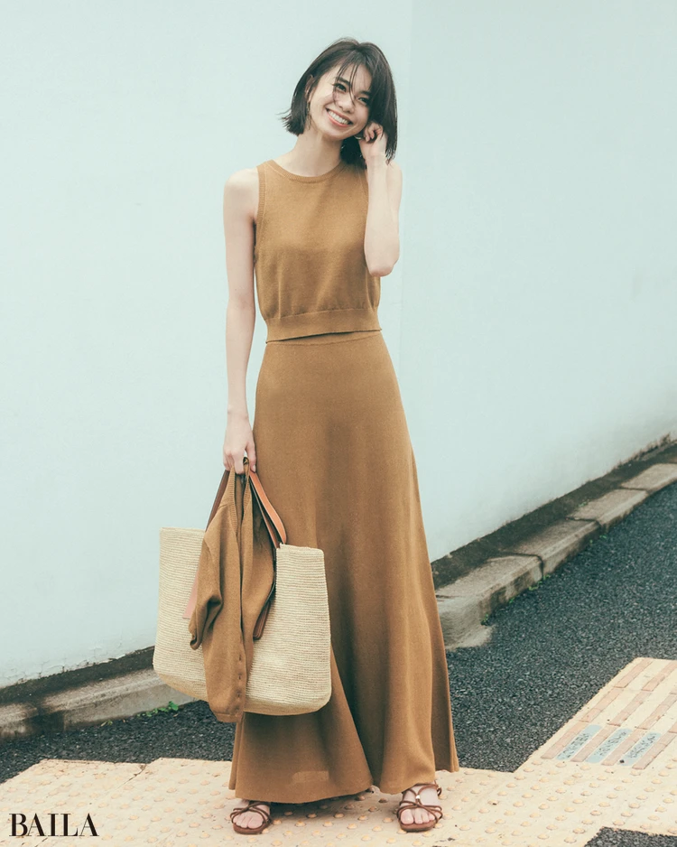 夏の休日はサラリとして快適な涼素材ニットが頼れる【BAILA今日のコーデ】