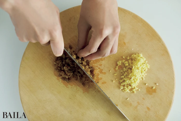 ザーサイとしょうがをみじん切りにする