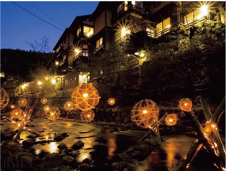 熊本県・阿蘇のさらに奥地、大分県との県境にある黒川温泉郷は、大自然の中で四季折々の風景を満喫できる場所。