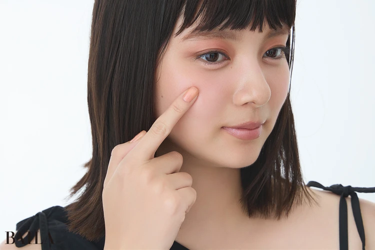 プロセス3　ライラックカラーのチークを頬全体に