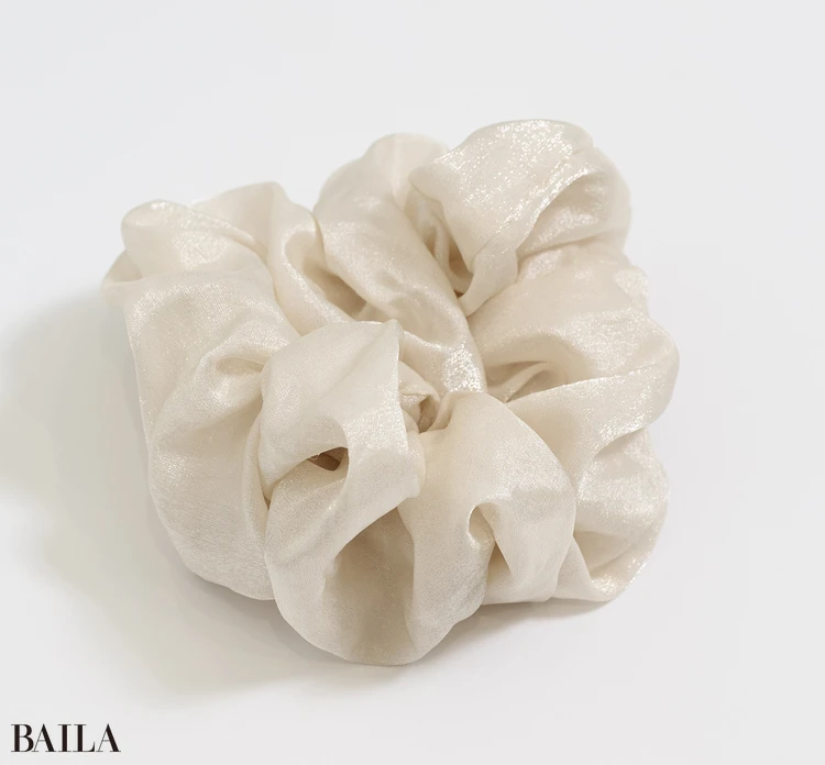 ストレートなラインのシンプルなアクセサリーの上にシュシュをかぶせるアレンジワザで使用。ヘアアクセサリーとシュシュ（ともに３COINS）。