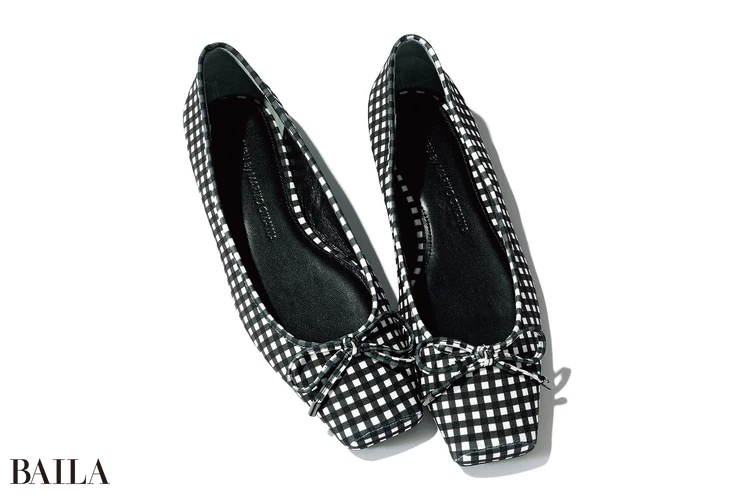 靴（黒×白）￥27500／ワークスインターナショナル（ツル バイ マリコ オイカワ）