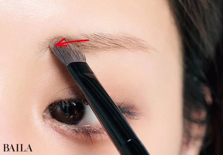 《5》眉頭に薄い色のパウダーをON