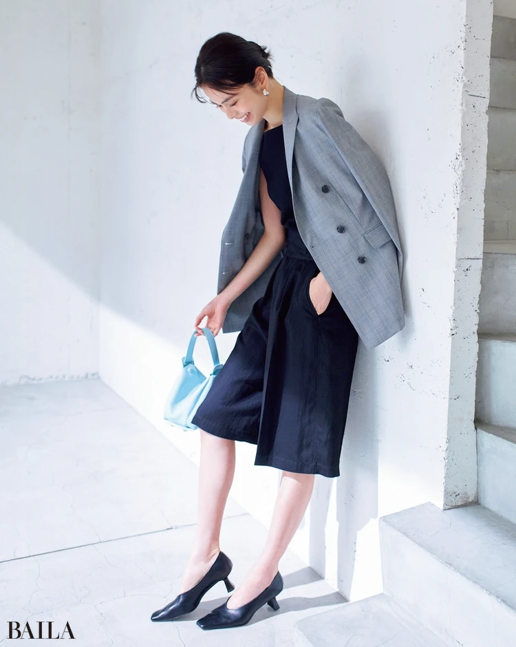 知的なグレーチェックジャケットに小さなブルーで愛嬌をプラス