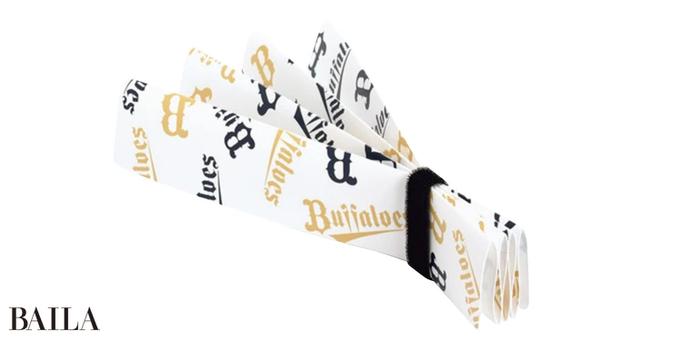 定番グッズは、音を立てて応援する「応援ハリセン」(¥650)