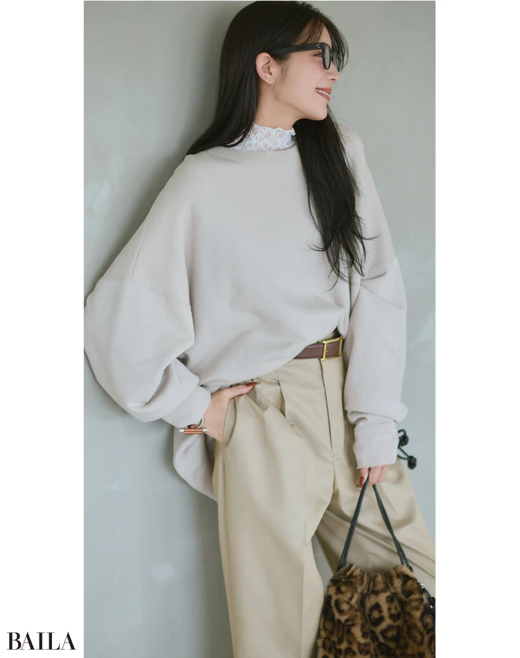 まろみカラーにシャープさを足す黒メガネが小粋