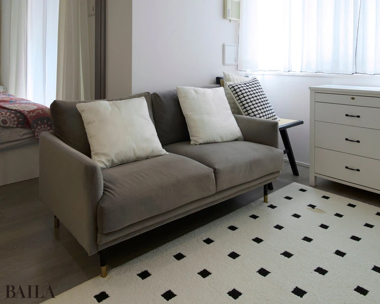 以前の家から持ってきた「LOWYA」の二人がけソファ。「3人がけのオシャレなソファへの買い替えを検討中です」