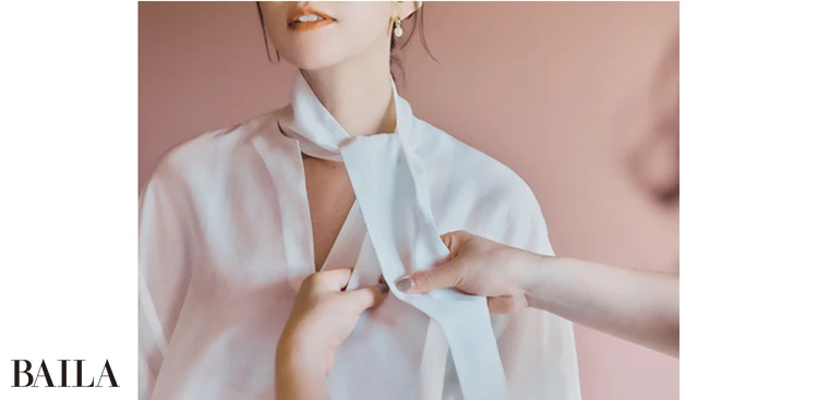 《1》ボウタイを中心から少しズラしたところで一回結ぶ