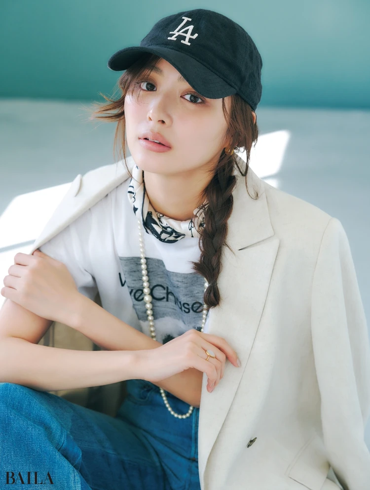 キャップからほんの少しの甘さがのぞく×サイド三つ編み