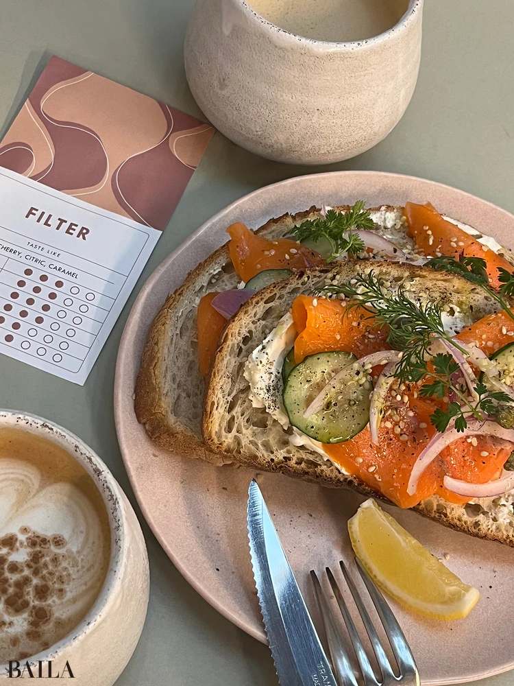 「学芸大学にあるお気に入りのカフェ、“WOOD BERRY”のお気に入りメニュー。サーモンとクリームチーズのオープンサンドは、腹持ちがいい上に、サーモンで良質なオイルとタンパク質が摂取でき、そして何よりとっても美味しいんです！」（田辺さん） 