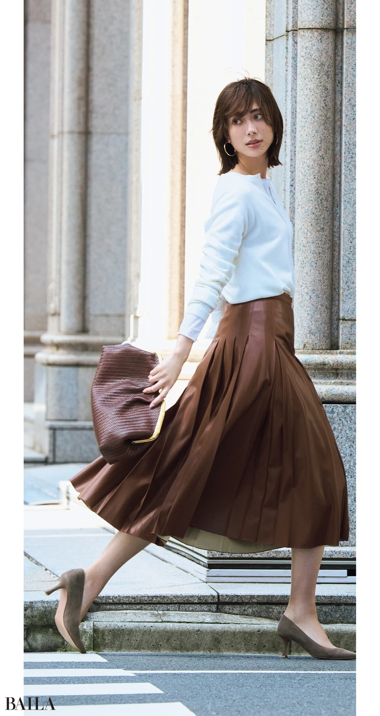 土屋巴瑞季　スカート￥44000／ビームス ハウス丸の内（エッフェ ビームス）　中に着たカットソー￥16500／イレーヴ　カーディガン￥61600／リーミルズエージェンシー（ジョン スメドレー）　ピアス￥40700・ネックレス￥25300／マリハ　バッグ￥99000／ピモンテ（トラモンターノ）　靴￥59400／アマン（ペリーコ）