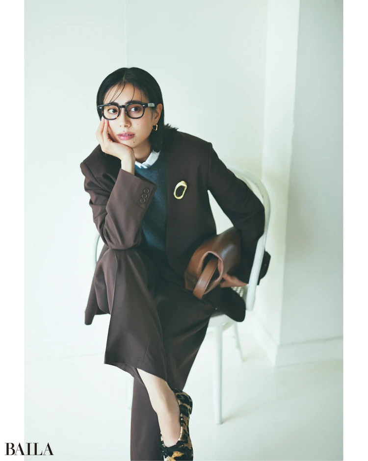 スタンダードなジャケパンも最旬ブラウンで一気に差がつく