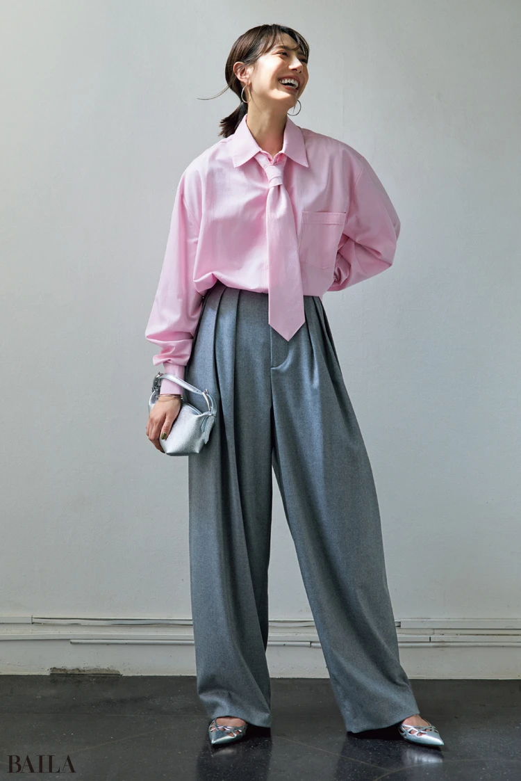 主役を張れるグレーのワイドパンツにピンクを添え一層華やかなムードに