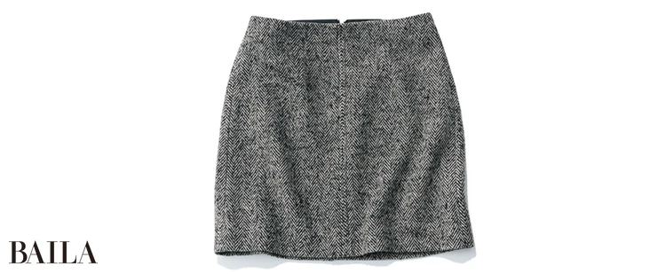 表情のあるツイード素材をミニスカートに。