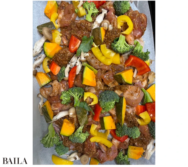 「醤油麹に漬けておいた鶏肉の上にたっぷり野菜を乗せ、塩胡椒だけの味付けで、鉄板に並べてオーブンで焼きます」(東浦さん)