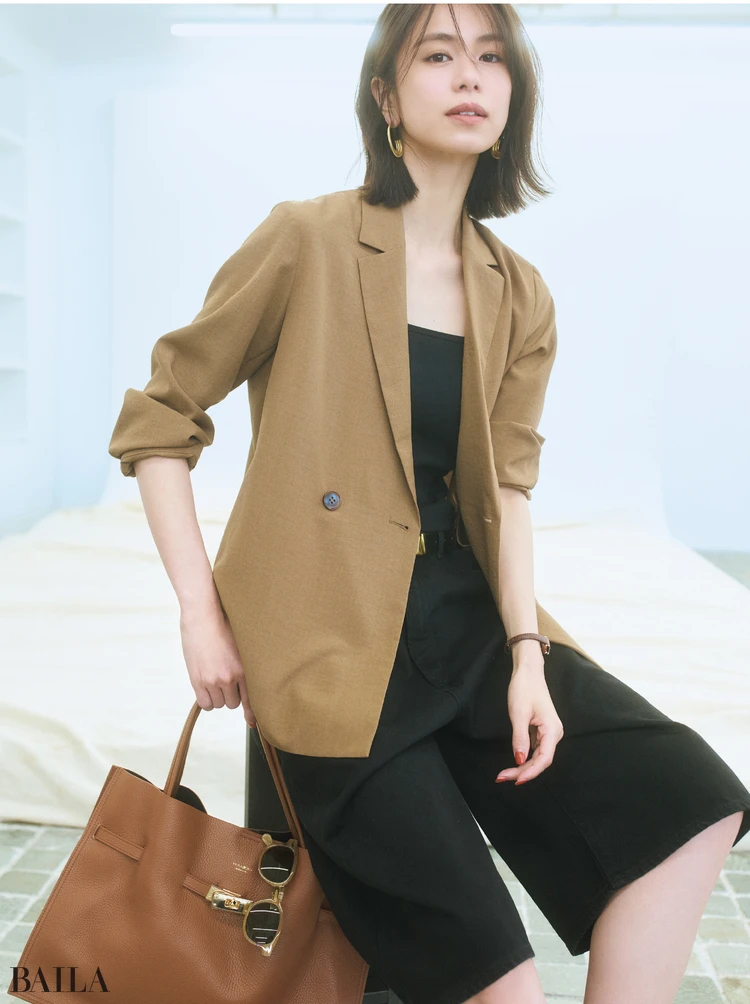 きちんと服に、品のある色気をひとさじ。そのギャップでコスパ服がぐっと大人の印象に