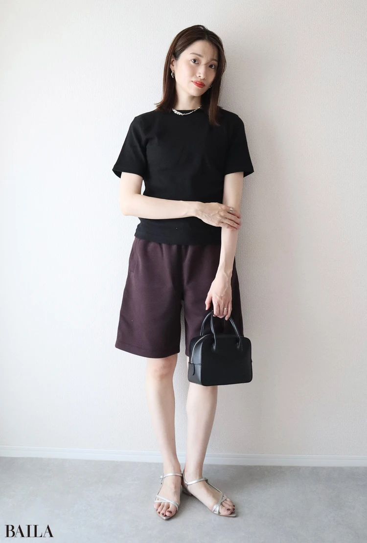 「ボディメイクの原動力となったのは、ママになってもキレイな体型でいたい、という強い思いでした。それはやっぱり、大好きなファッションをずっと楽しみたいからです。体型を拾いやすいコンパクトなTシャツや膝上丈のボトムスも、無事に妊娠前の体型に戻せたことで、自信を持って着られるようになりました!」((加納さん)