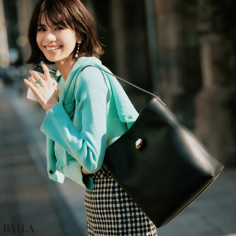 ミニマルかつモダンなトートが甘めな装いを凜とした表情に