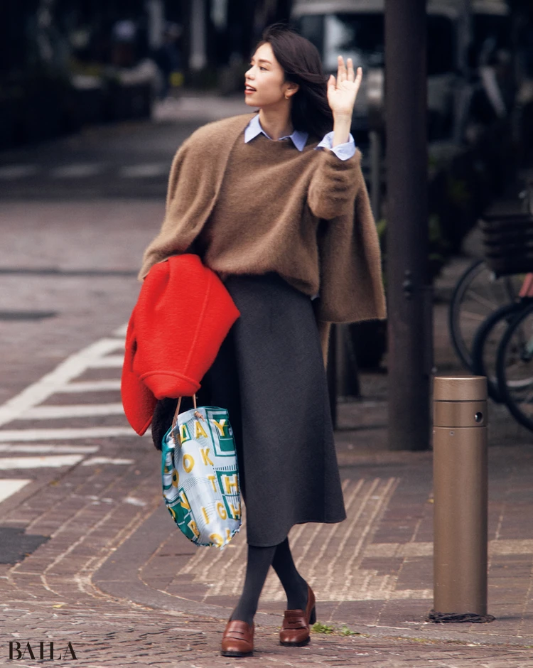 今日の予定は “会議続き→女子会”につき、両対応の堅いシャツ×柔らかニットで