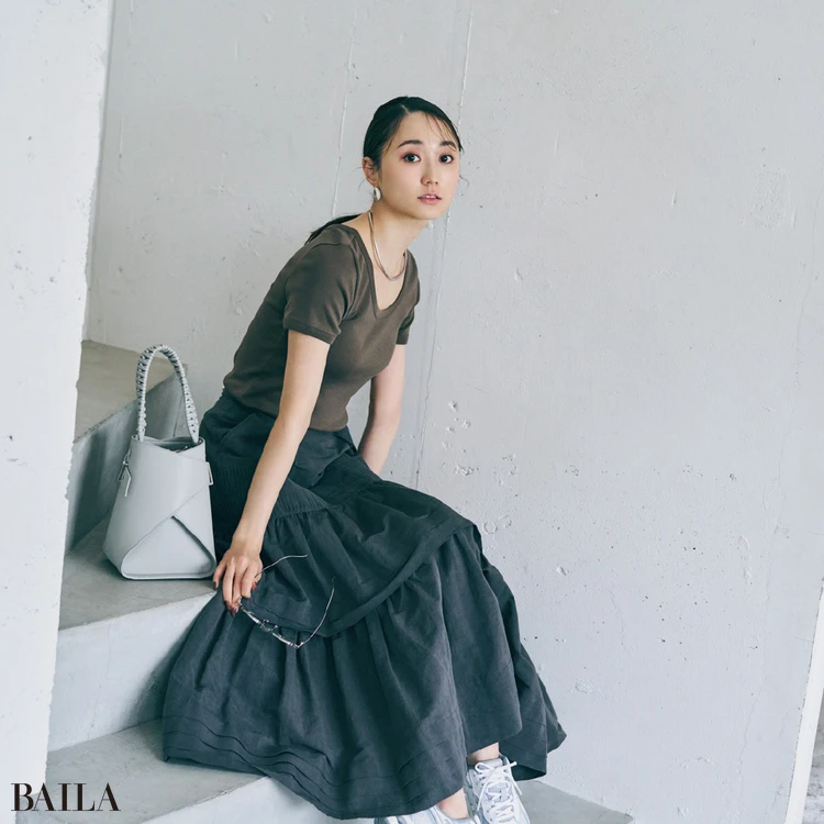 首が細く長く見えて小顔効果も狙えるUネックTシャツが大人の味方【BAILA今日のコーデ】