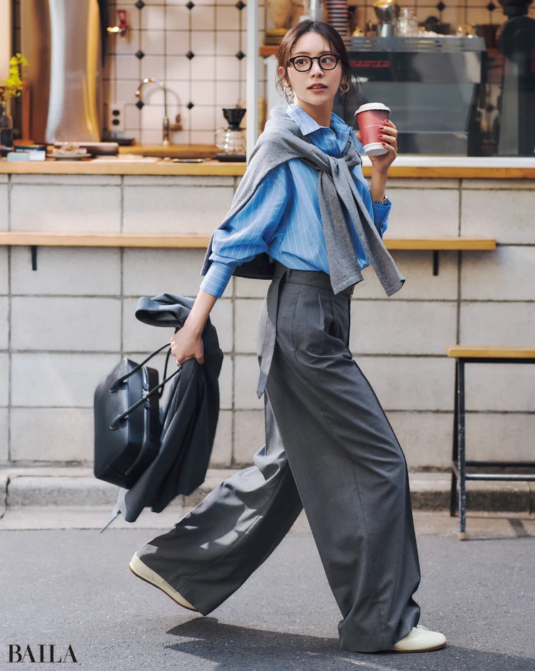 濃淡の少ないデザインなら大人っぽく履きこなせる!