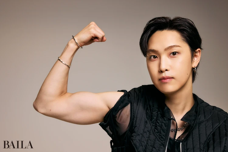 ファンタステックス堀夏喜さんが筋肉を見せる様子