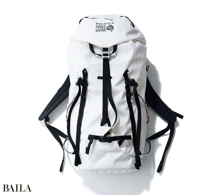 アウトドアからタウンユースまでマルチに活躍する。洗練感のある白なら圧がなくきれいめにフィ ット。（50×28×12.5／25L）￥26400／コロンビアスポーツウェアジャパン（マウンテンハードウェア）