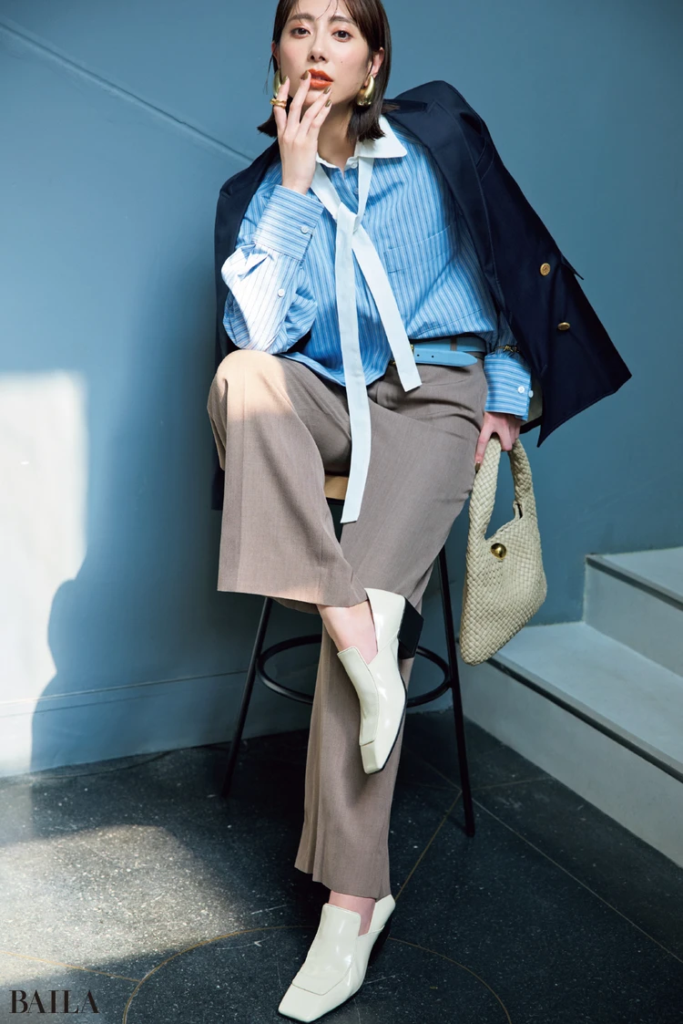 パンツにジャケットにシャツ。クラシカルなアイテムを型通りでなく着くずし今っぽさを