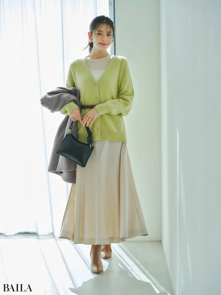 モデル貴島明日香がフレアスカート軸のデートコーデを着ている