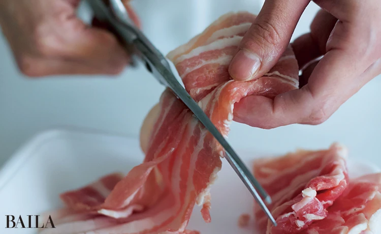 豚肉をすべて3〜4cm幅に切っておく