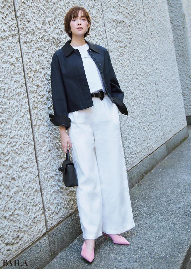 足もとへの“一点さし”が、シンプル服を一歩先に