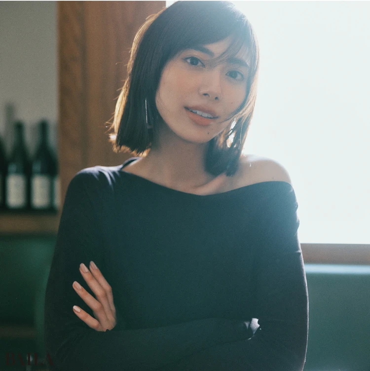 「鎖骨見せ」は胸元の気配を 感じさせないヘルシーラインに