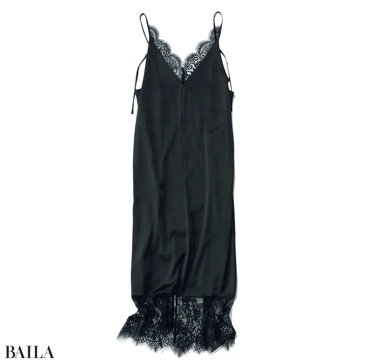 ランジェリー調のセンシュアルなデザインのワンピース。