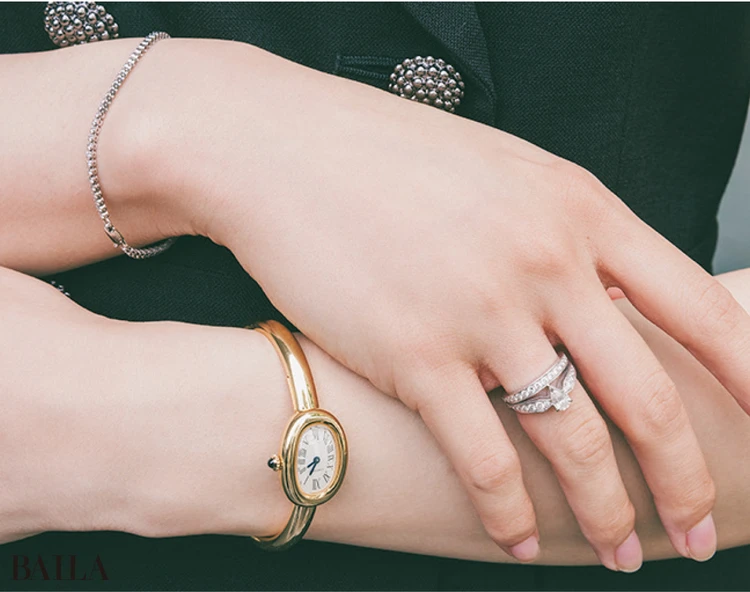 社内登壇なのでジュエリーはさりげなく。 腕時計は印象が締まるスクエアフェイスを