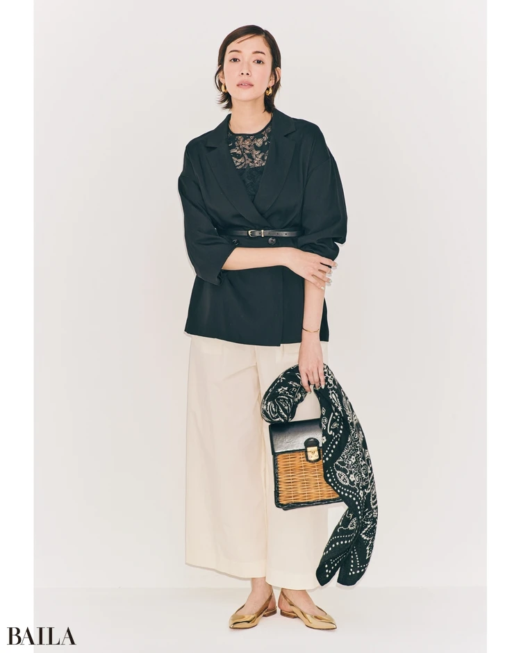 細ベルトを使ってシルエットに変化を。薄軽ロングのアレンジの幅は無限大