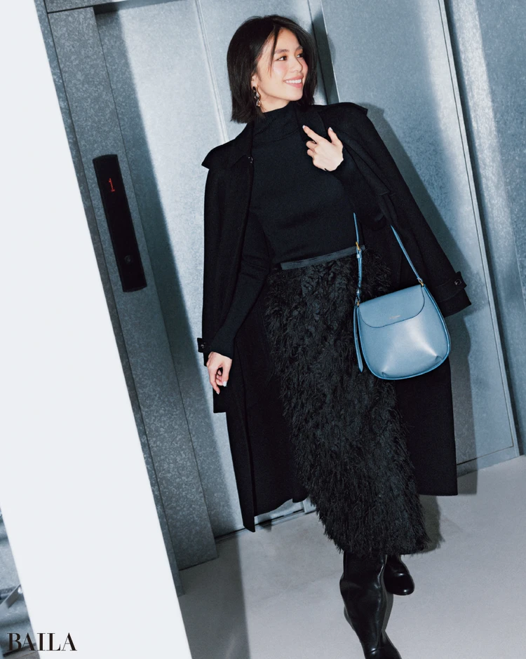 大胆な遊び心をオールブラックで即洗練