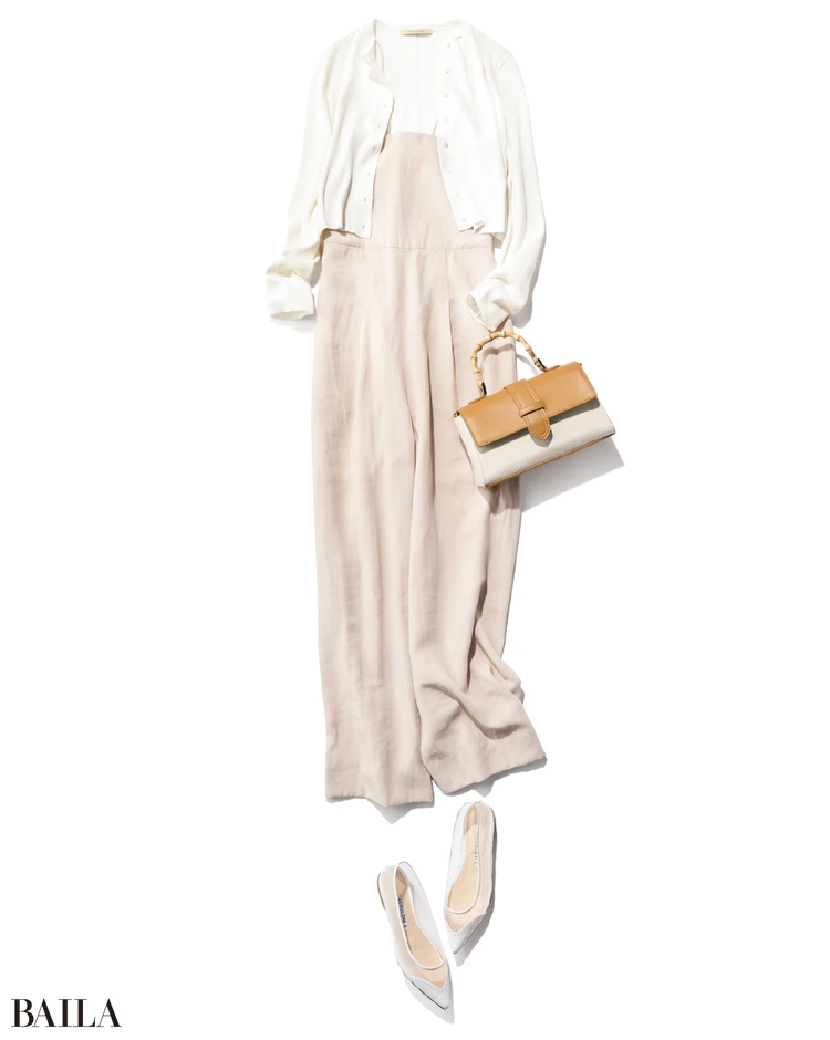 上から羽織って… ショート丈のカーディガンをラフに羽織るのが今のムード