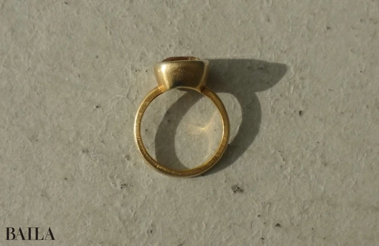 「Fruitsjolie（フリュイジョリ）」の大きなハニークオーツのリングを横から見た写真